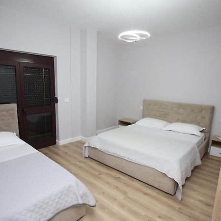 The Met Apartments Durres Bagian luar foto