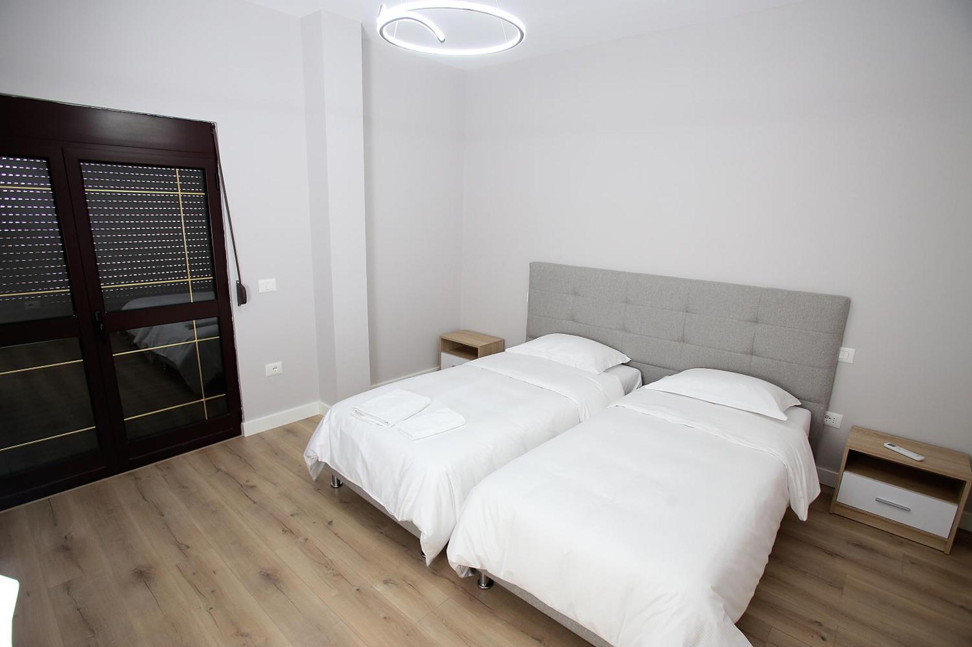The Met Apartments Durres Bagian luar foto